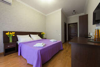 Гостиница Роял Геленджик Двухместный номер «Комфорт» с 1 кроватью или 2 отдельными кроватями и балконом-2