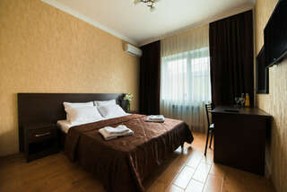 Гостиница Роял Геленджик Стандартный двухместный номер с 1 кроватью или 2 отдельными кроватями-1